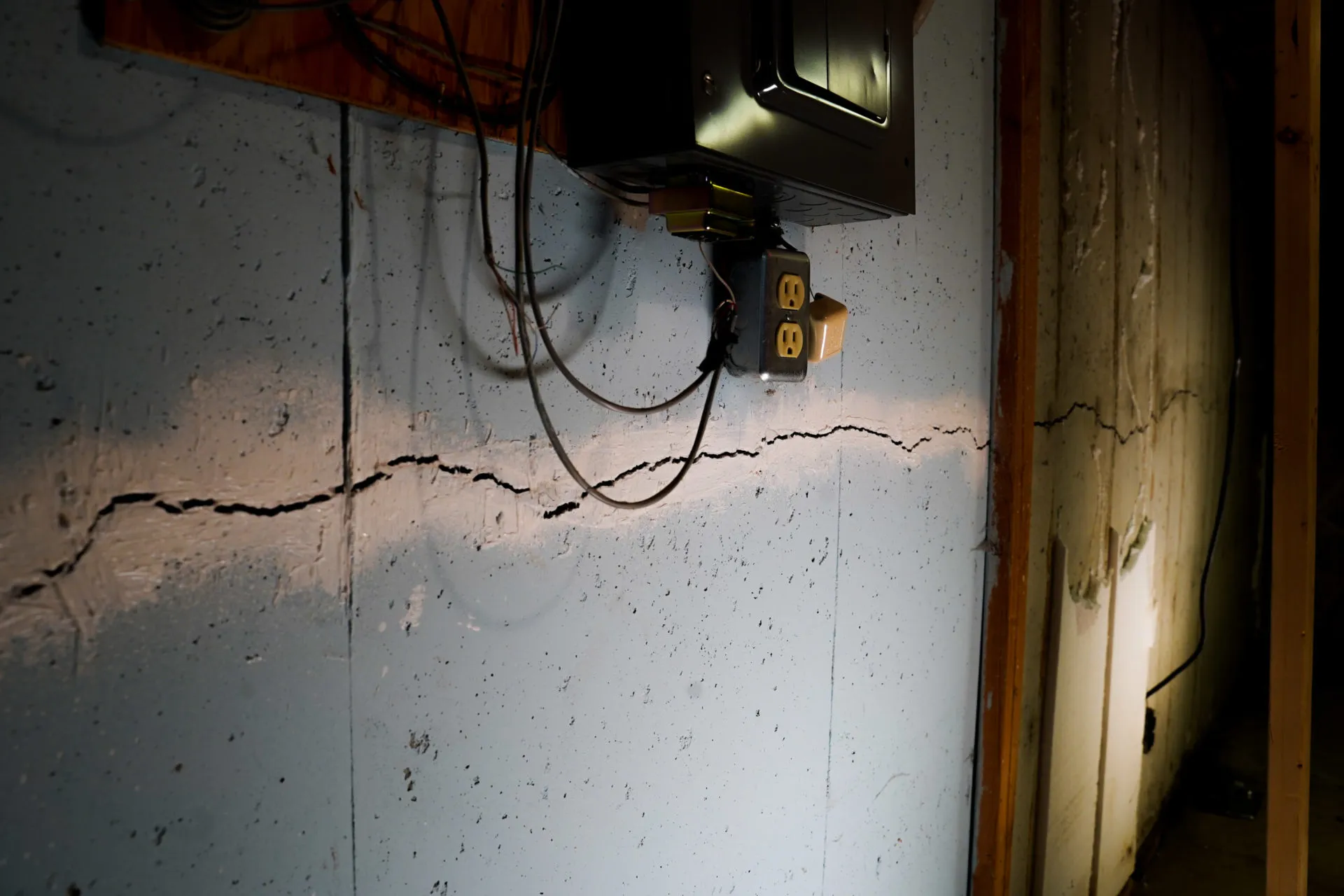 Clay Bowl Effect Increases Wall Cracks